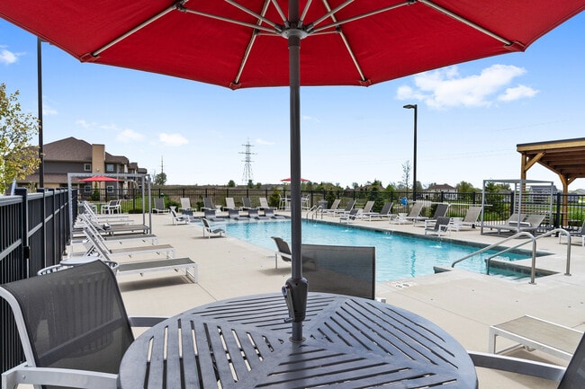 Piscina climatizada al aire libre y cristalina High Bluff - High Bluff Townhomes