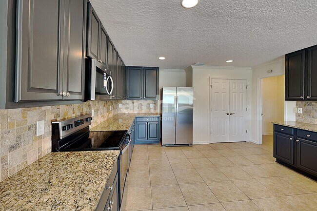 Foto del edificio - 385 Bostwick Cir