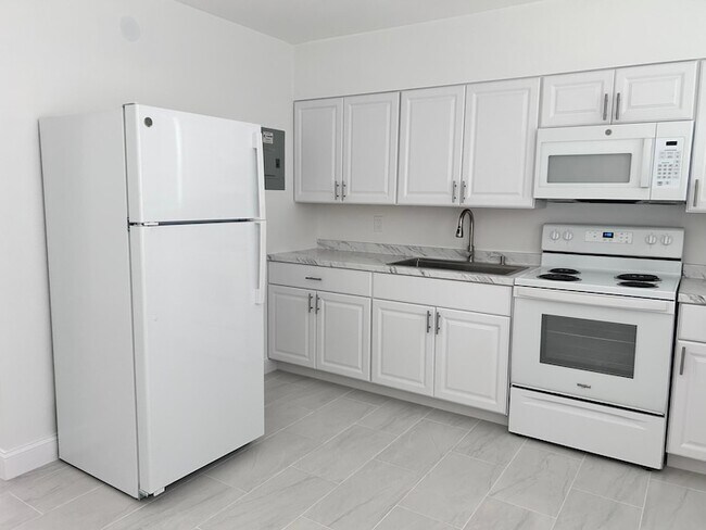 Foto del edificio - 630 Prosperity Farms Rd