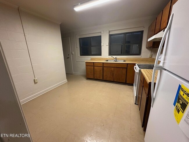 Building Photo - 706 Jay St