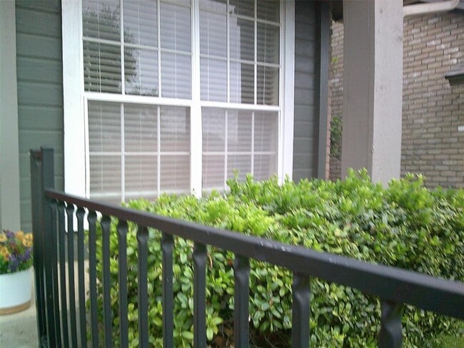 Foto del edificio - 1015 E Yager Ln