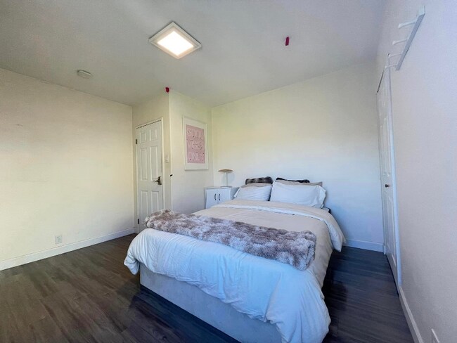 Foto del edificio - 498 Bradley Ave