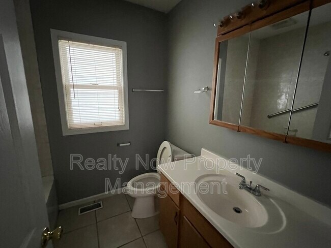 Building Photo - 12224 Fairview Ct