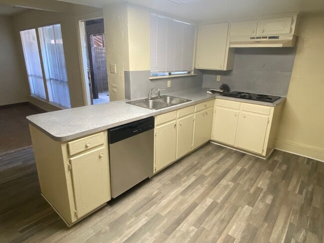Foto del edificio - SPACIOUS 3 bedroom 2.5 bathroom townhome