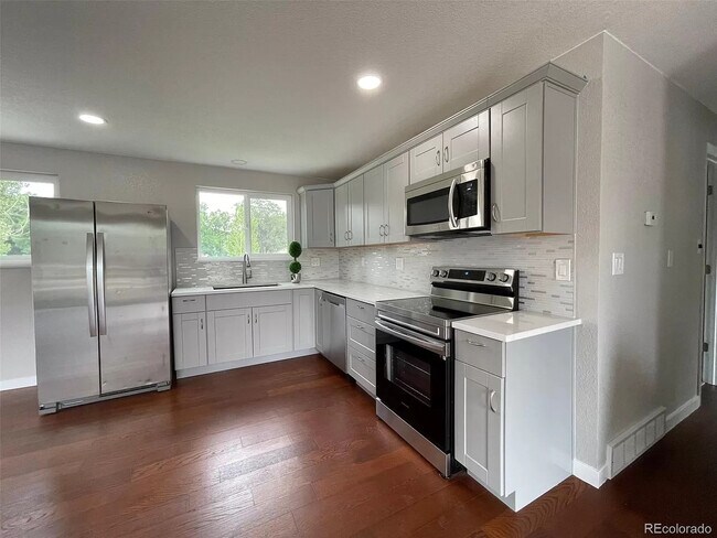 Building Photo - 7054 Welch Ct