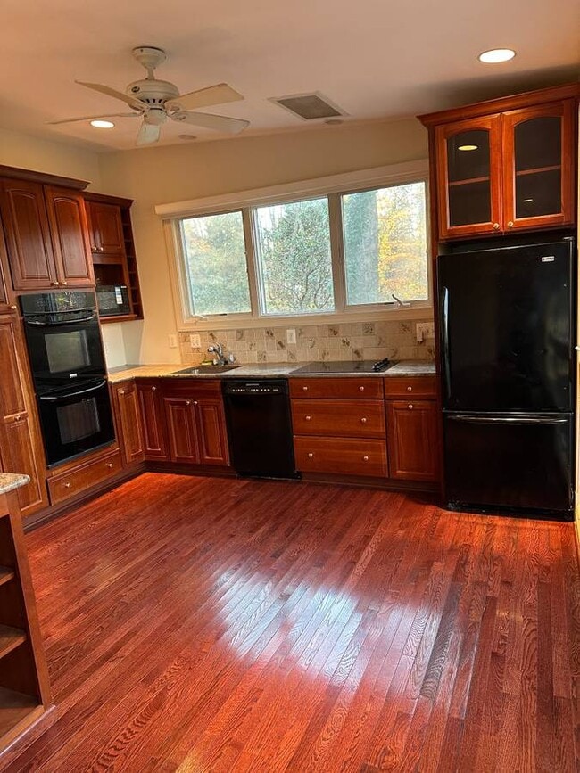 Building Photo - 6124 Old Dominion Dr