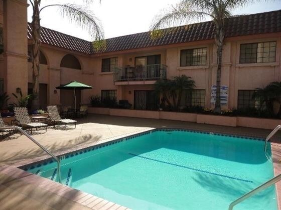 Foto del edificio - 245 W Tujunga Ave