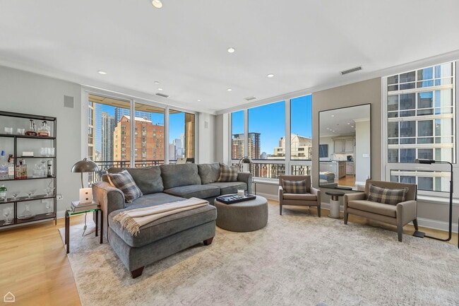 Building Photo - 10 E Delaware Pl