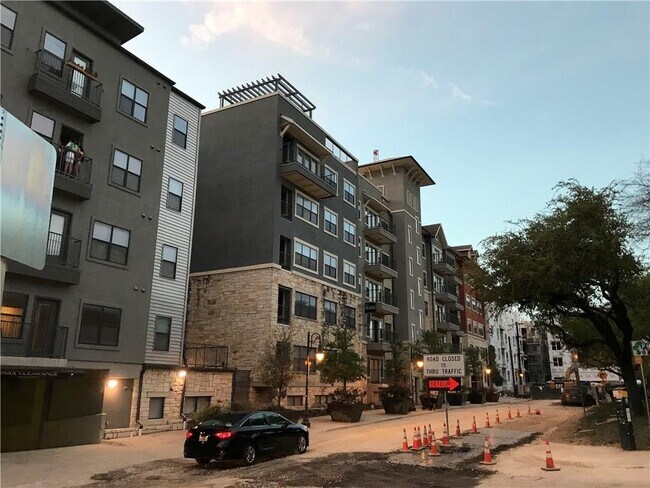 Building Photo - 2502 Leon St