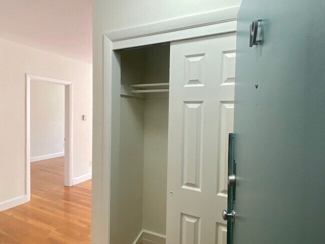 Building Photo - Nicely updated 1 bed near Boston University