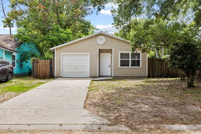 Building Photo - Cute 3/2 home with garage