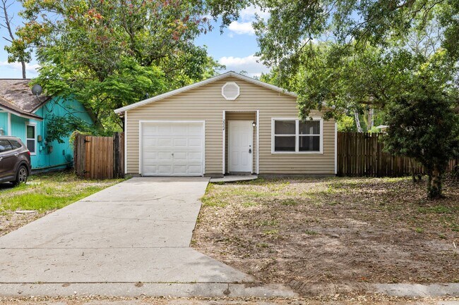 Foto del edificio - Cute 3/2 home with garage