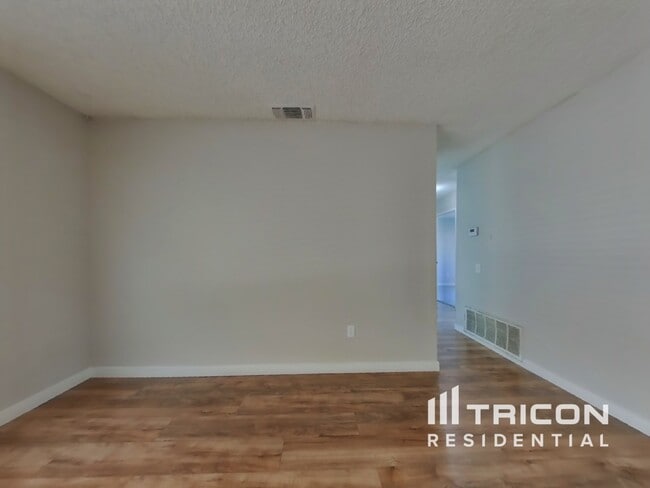 Foto del edificio - 7827 Charmette Way