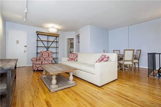 Building Photo - 40 W 76th St
