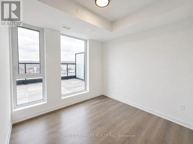 Photo du bâtiment - 4878 Powers Cmn