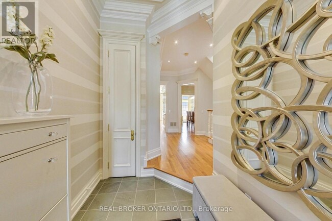 Building Photo - 21 Farnham Ave