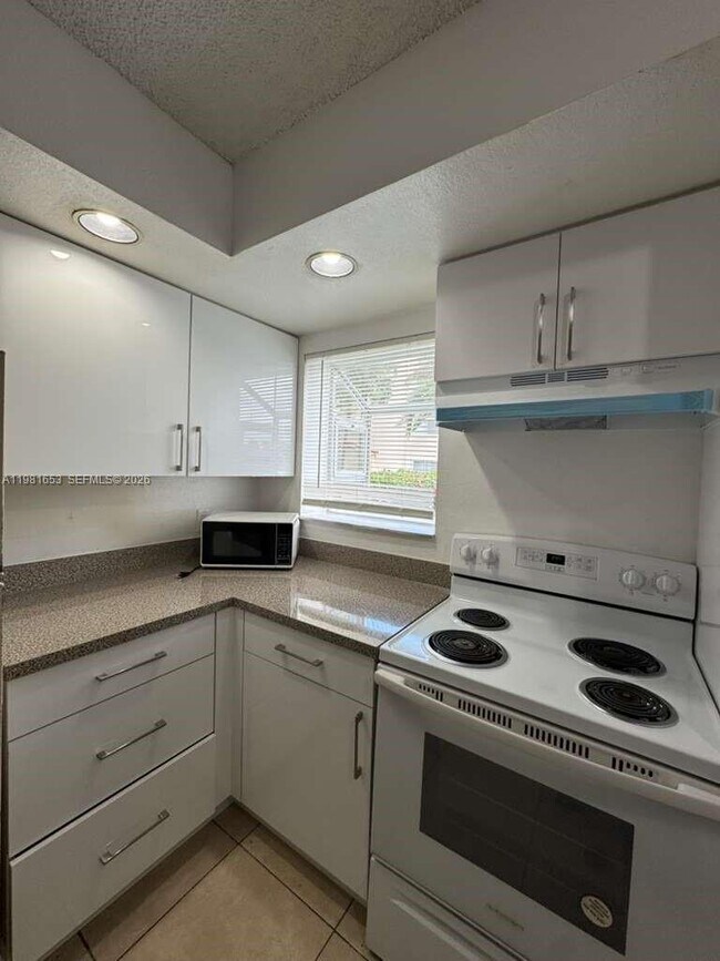 Foto del edificio - 3350 Pinewalk Dr N