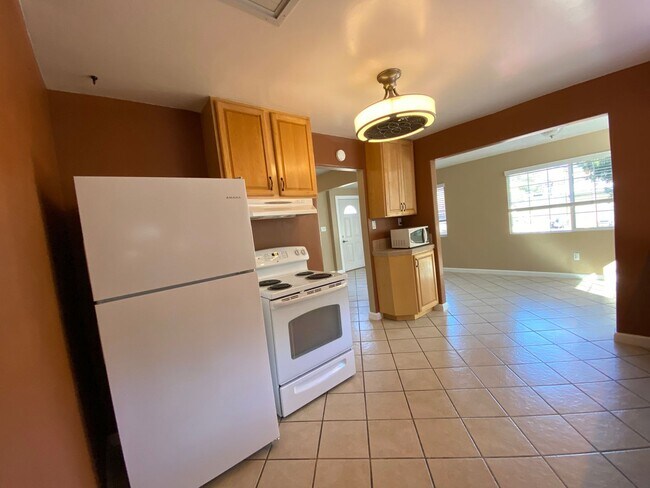 Building Photo - Beautifully updated 2br/1ba Home