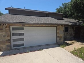 Building Photo - 3427 Lakewood Ln