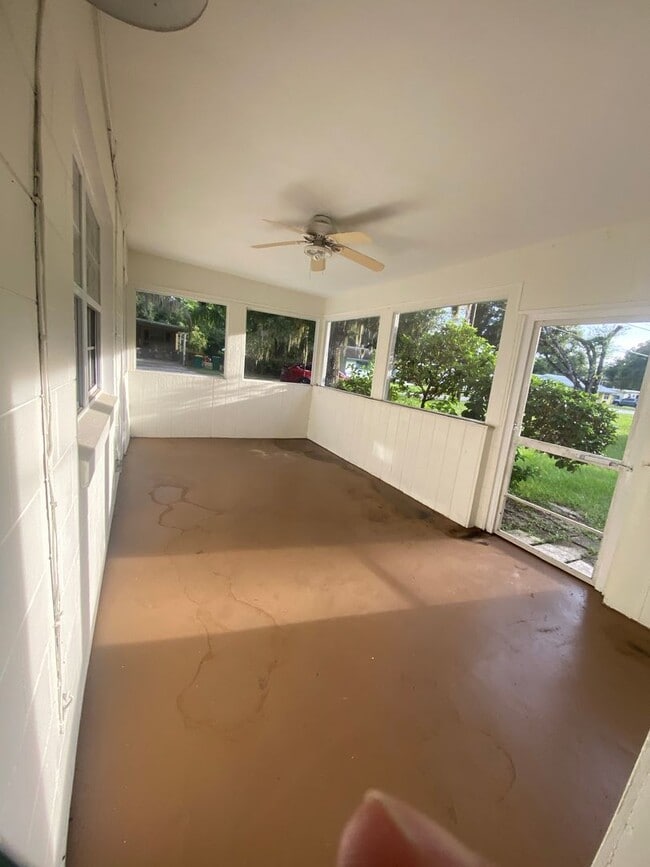 Building Photo - 2 bedroom, 1 bathroom with large fenced ba...