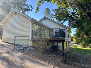 Building Photo - 10101 Skyline Dr