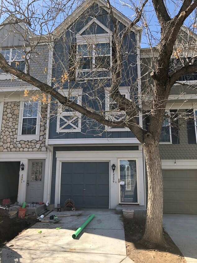 Foto principal - Gorgeous Townhome in Centennial Heights!