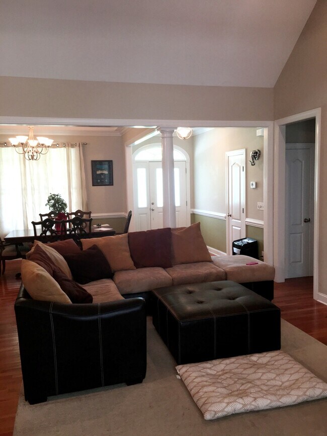 Building Photo - $1900 4 Bedroom 2.5 Bath Home in River Blu...