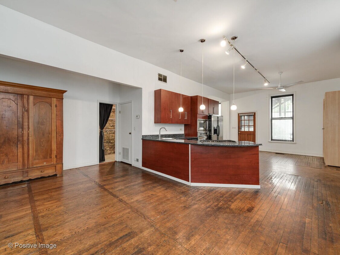Primary Photo - 1124 N Milwaukee Ave