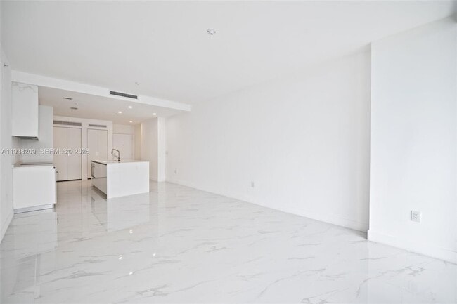 Foto del edificio - 700 NE 24th St