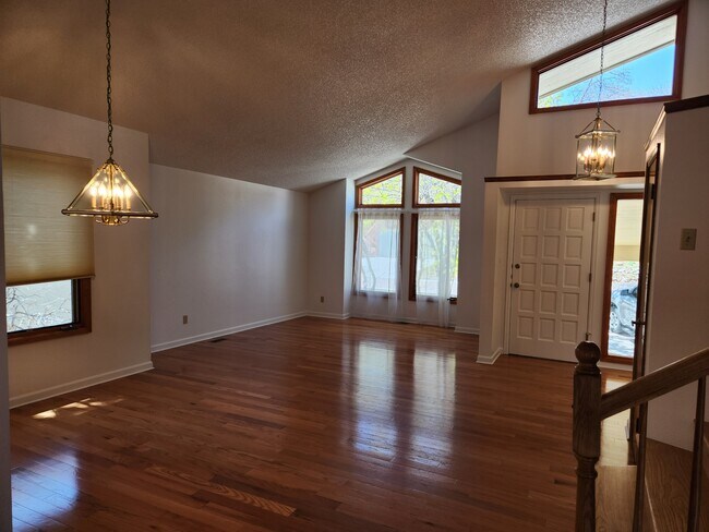 Building Photo - 5142 Broadmoor Bluffs Dr