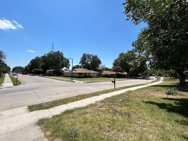 Foto del edificio - 733 Maple Glen Dr