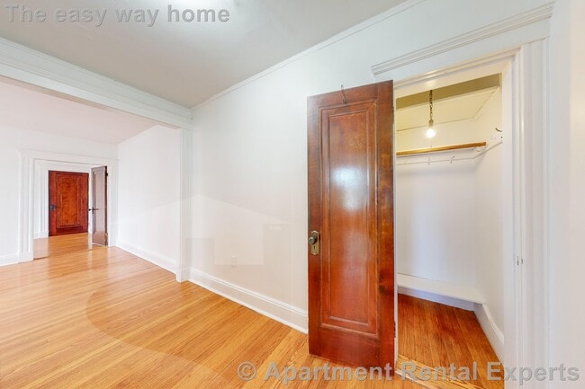 Building Photo - 170 Maple St