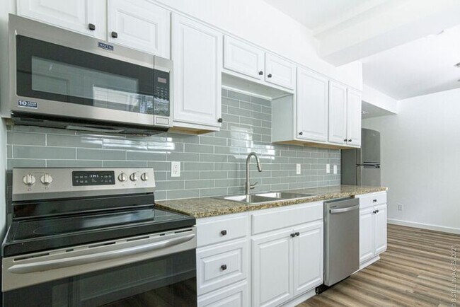 Building Photo - Elegant & Bright 2 Bedroom in Oakhurst’s H...