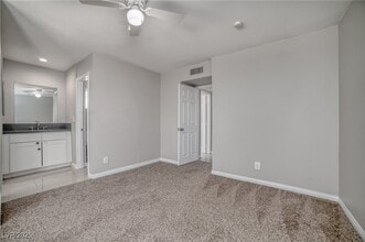 Building Photo - 2825 Kings Way