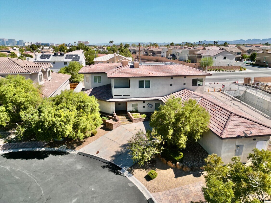 Foto principal - 5 Bedroom 3 bath Custom Home!