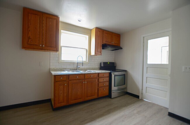 Building Photo - 6bd 2ba house | PLEX Neighborhood | Off st...