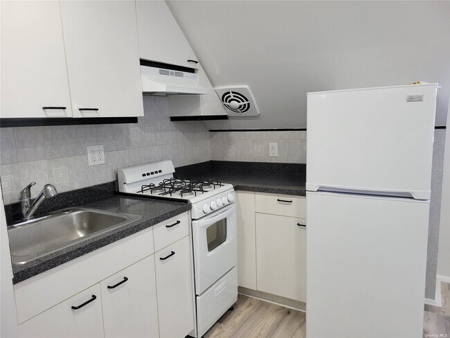 Building Photo - 151-22-151-20 20th Ave