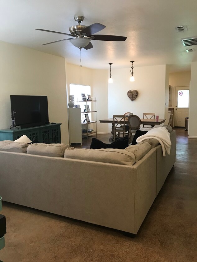 202202 W Centre St, Fredericksburg, TX 78624 House for Rent in