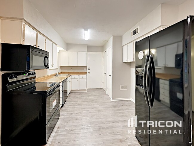 Foto del edificio - 3221 Edgebrook Dr