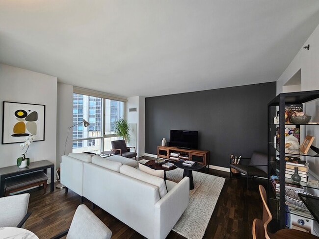 Building Photo - 505 N McClurg Ct