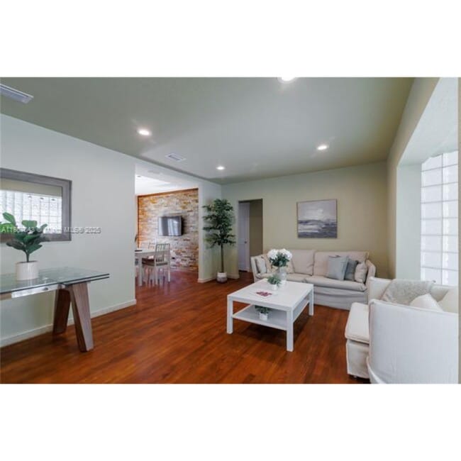 Foto del edificio - 250 NE 48th St