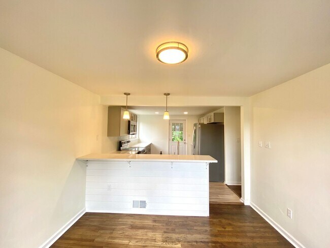 Building Photo - Newly Updated 3 Bed/2 Bath available Augus...
