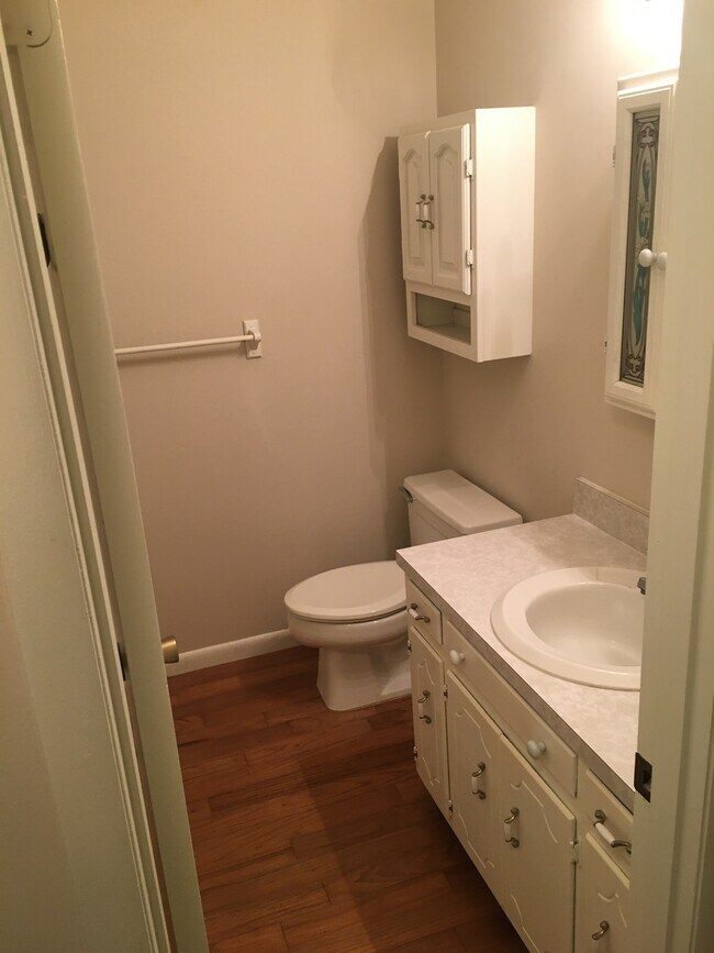 Hallway Bathroom with Tub - 900 Dogwood Cir