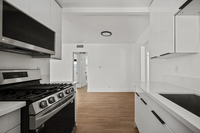 Photo - 2034 S Garth Ave (Los Angeles, CA) Apartment