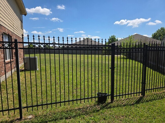 Foto del edificio - 5906 Chuckwagon Cir