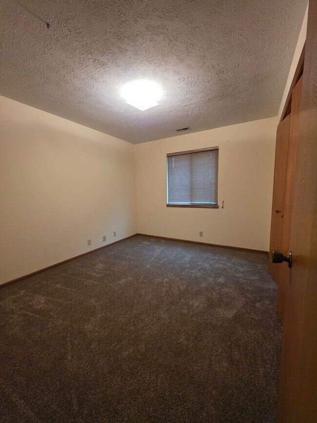 Building Photo - Lamplighter 1