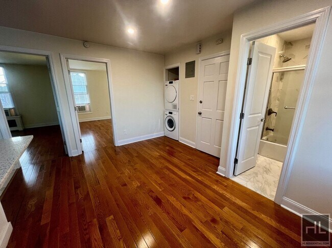 Foto del edificio - Tastefully Renovated 2 bedroom 1 bathroom w/ in unit laundry tucked away in bay ridge