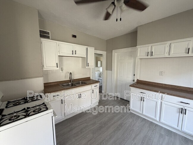 Foto del edificio - 3349 E 125th St