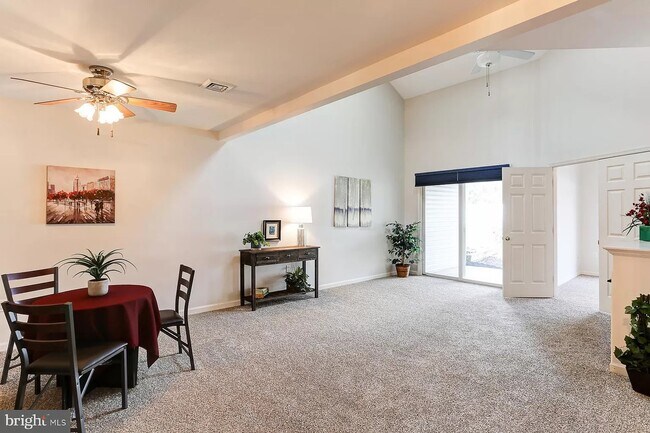 Building Photo - 1083 Wooded Pond Dr