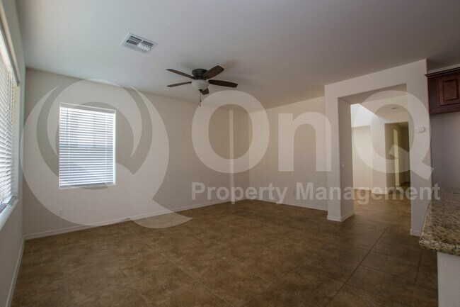 Foto del edificio - 1120 E Blue Spruce Ln